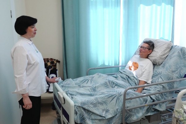 В МСЧ №9 тяжелобольной пациентке паллиативного отделенияпомогли получить выплату на покупку средств реабилитации 