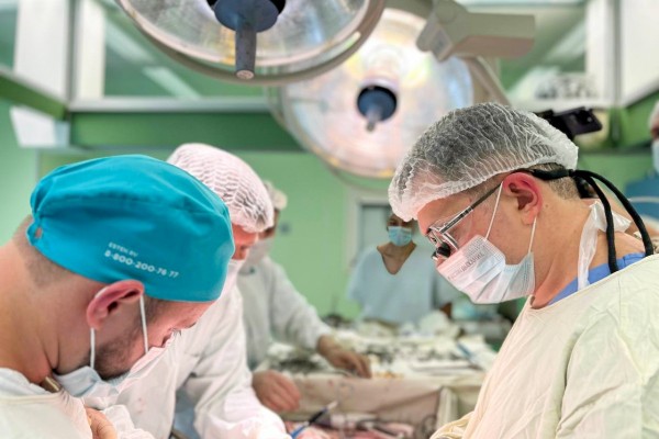 Уникальная высокотехнологичная помощь бойцам СВО: врачи ФМБА России провели первую в стране операцию по удалению неоперабельной опухоли ветерану боевых действий