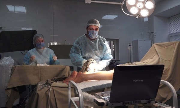 От бедра к подколенной артерии: хирурги сосудистого центра впервые прооперировали пациента с атеросклерозом ног