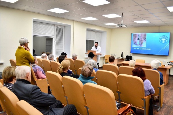 «Отеки и тяжесть в ногах — это норма?»: сосудистый хирург развеял мифы на встрече «Я только спросить»<br />
