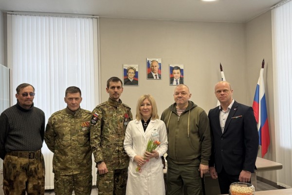 Поздравить тех, кто поставил на ноги в буквальном смысле. Ветераны спецоперации поздравили с наступающим праздником женщин-медиков, помогавших пройти реабилитацию.