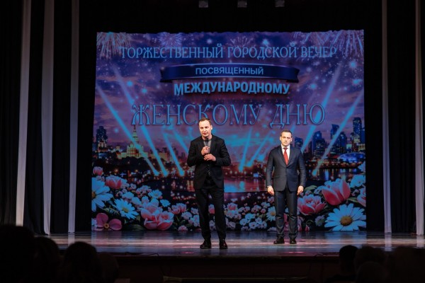 Цветы, поздравления, награды: чествование сотрудниц МСЧ № 9 в честь 8 Марта