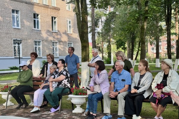 Нейросекреты у фонтана: первая встреча цикла «Я только спросить» собрала полный сквер